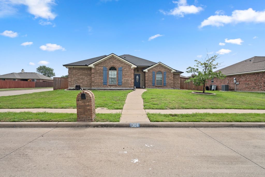 1306 Beacon Hill Drive, Midlothian, TX 76065 — photo 1