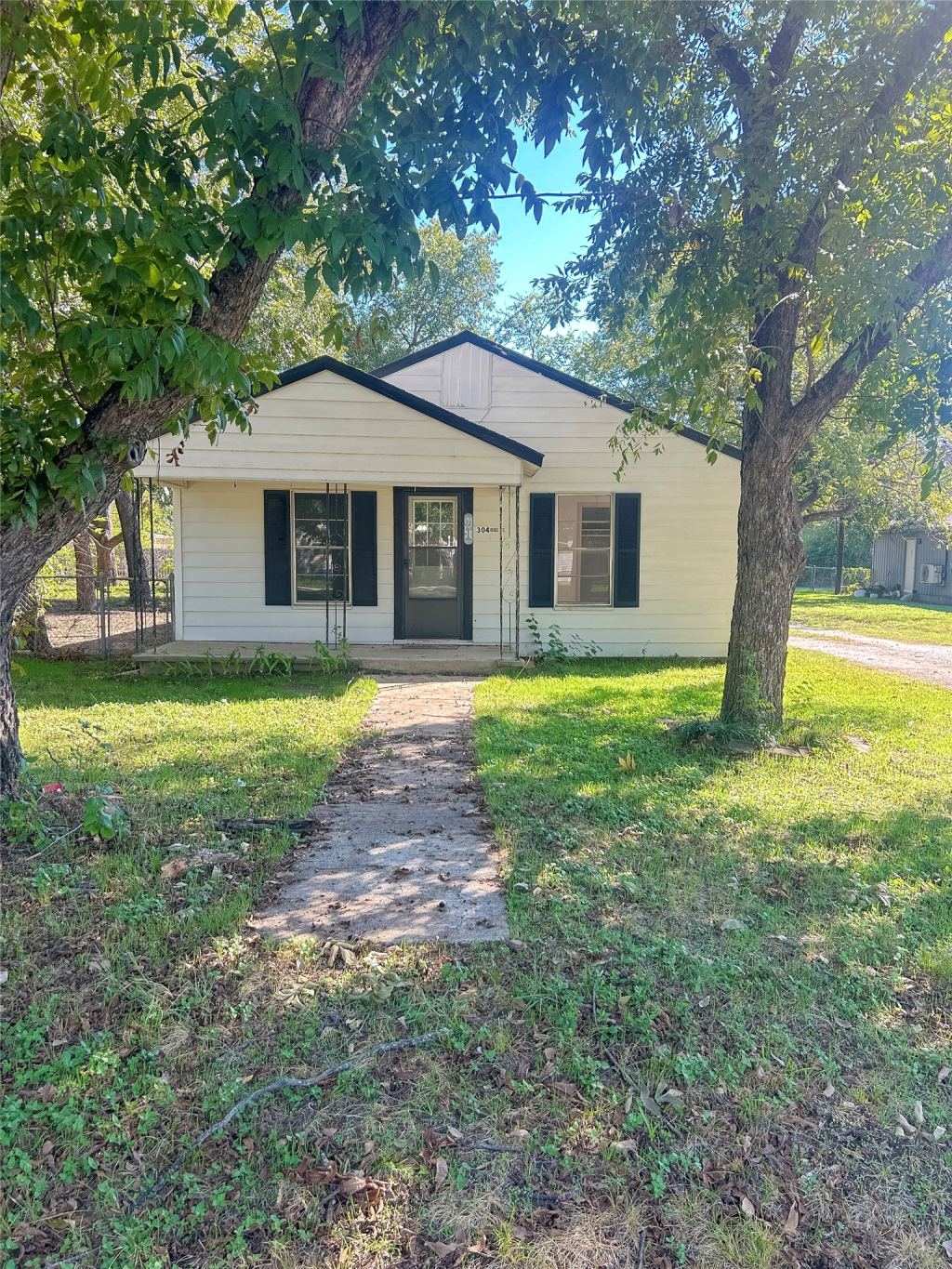 304 N Neches Street, Whitney, TX 76692 — photo 1