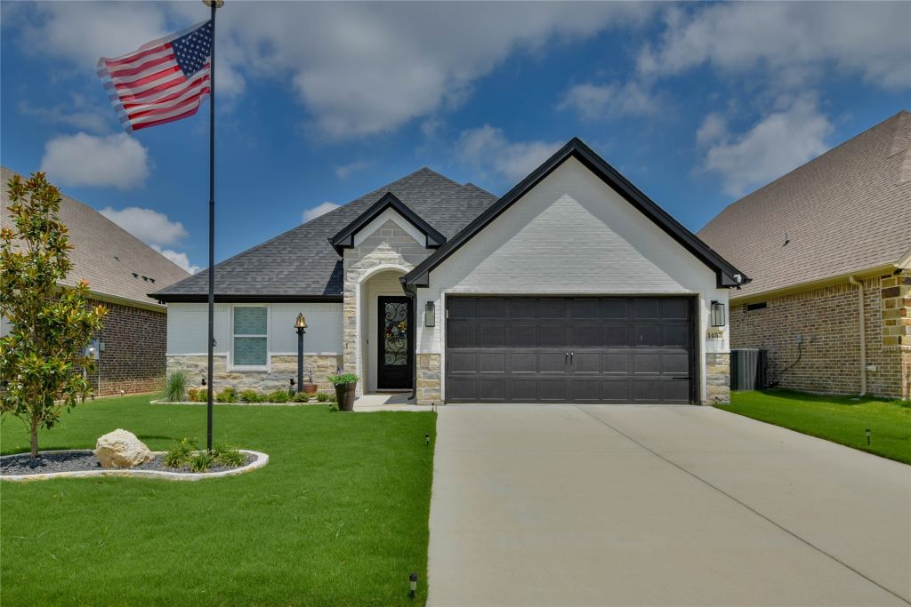 1453 Highland Park Circle, Granbury, TX 76048 — photo 1