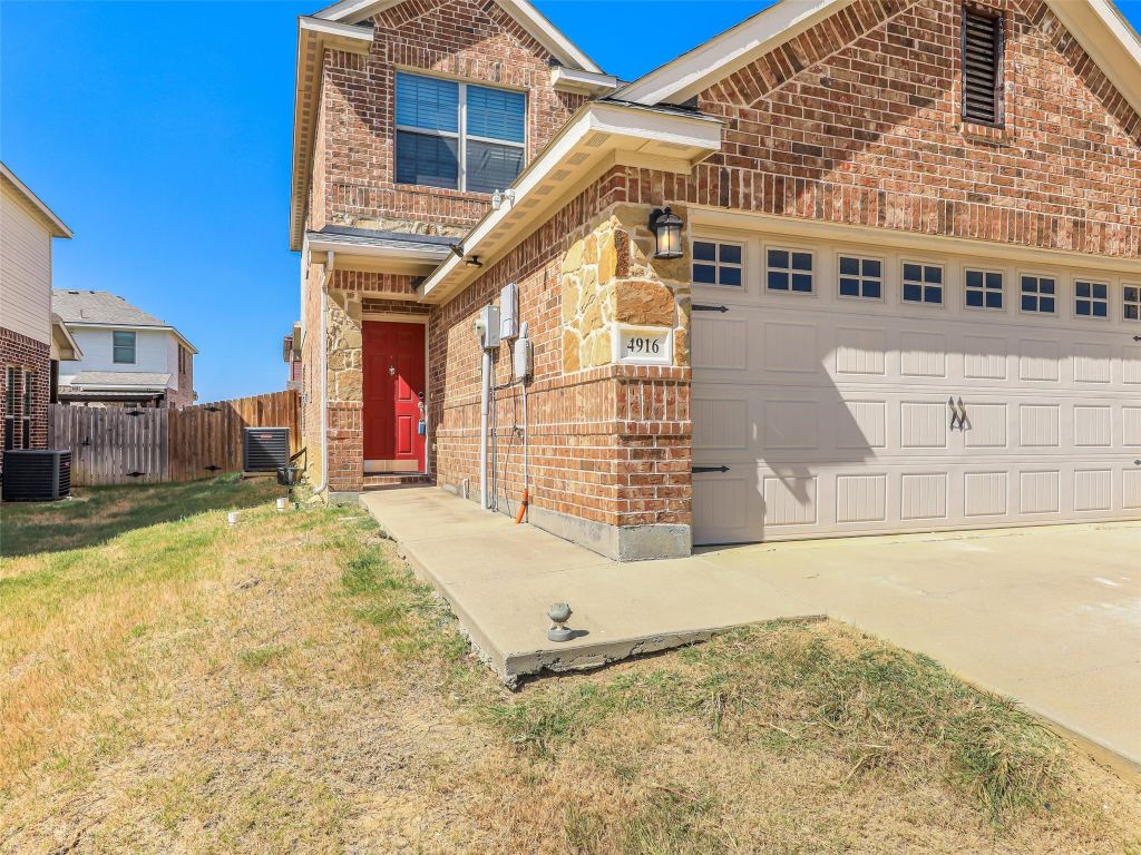 4916 Villas Drive 4916, Sanger, TX 76266 — photo 1