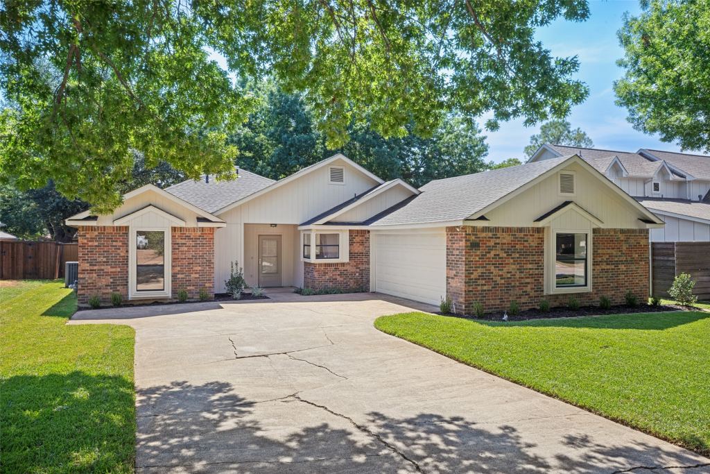 2237 Oak Bluff Drive, Flower Mound, TX 75028 — photo 1