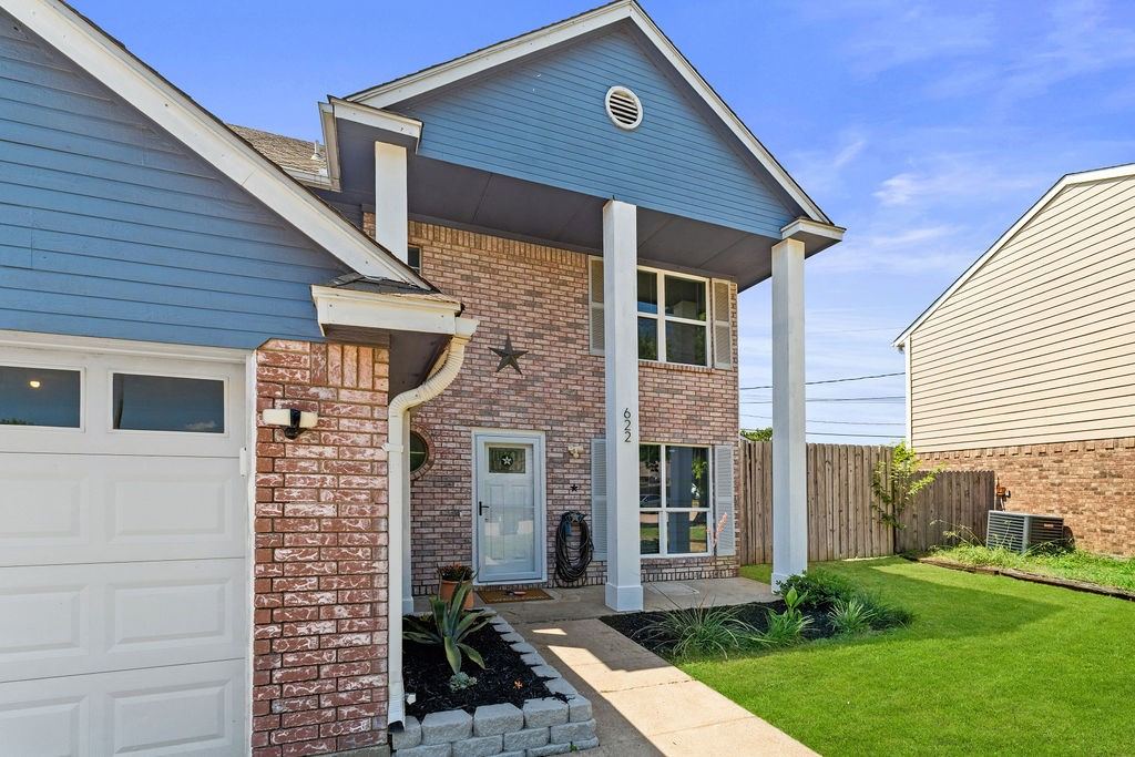 622 Mission Hills Drive, Arlington, TX 76018 — photo 1