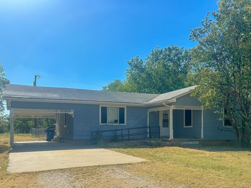 303 N Colorado Street, Whitney, TX 76692 — photo 1