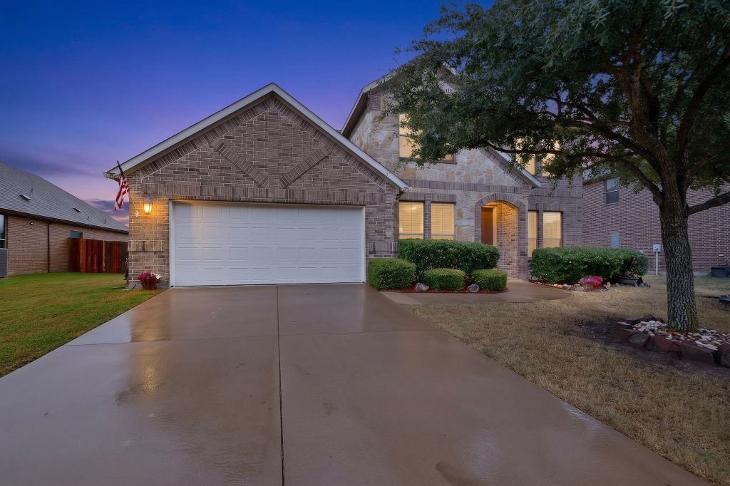 111 Thoroughbred Street, Waxahachie, TX 75165 — photo 1