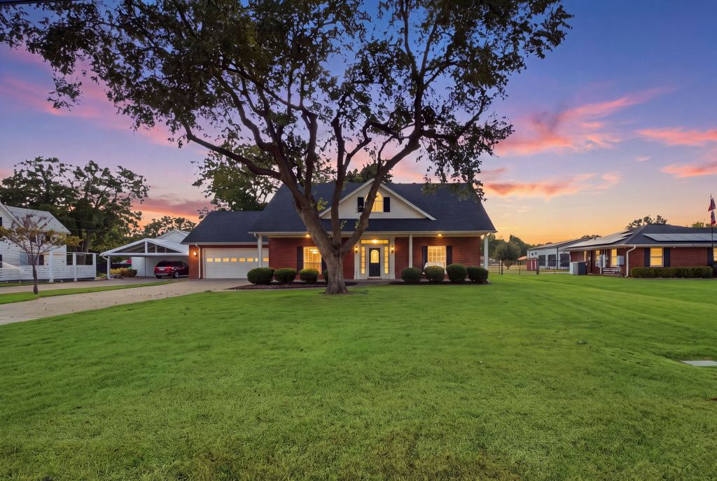 400 S College Street, Pilot Point, TX 76258 — photo 1