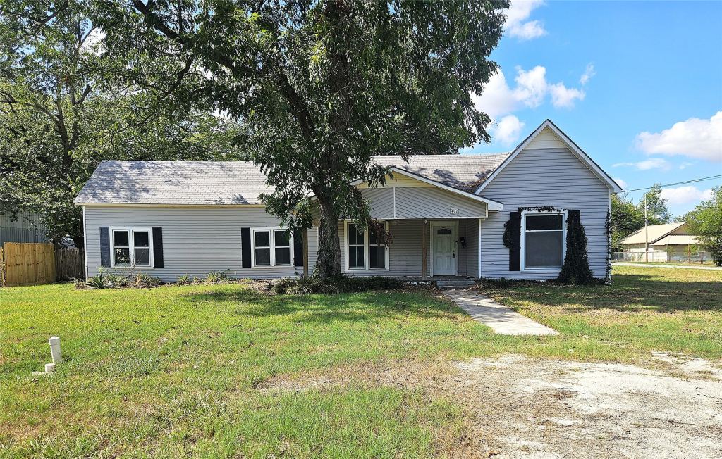 402 E State Street, Groesbeck, TX 76642 — photo 1