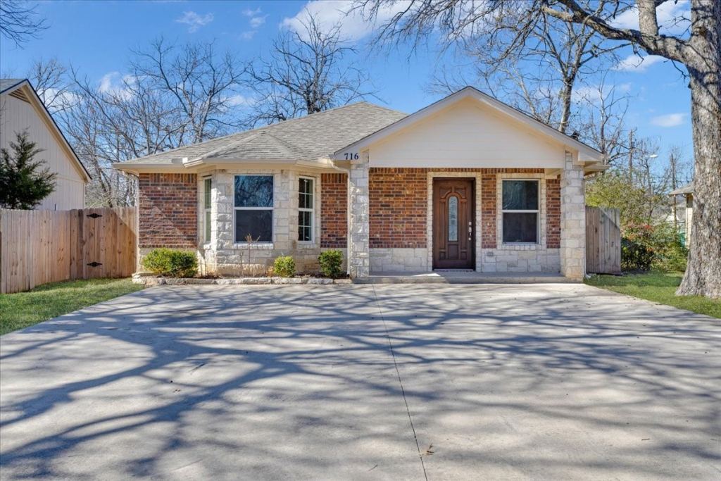 716 N Harrison Avenue, Sherman, TX 75090 — photo 1