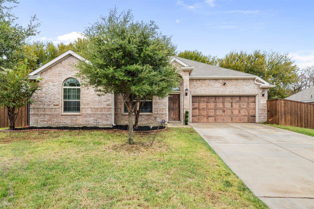 7512 Rose Crest Boulevard, Forest Hill, TX 76140 — photo 1