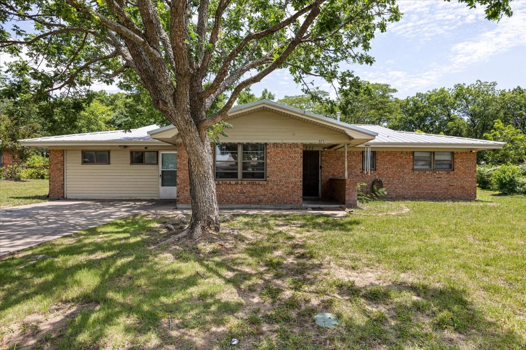 575 N Charlotte Avenue, Stephenville, TX 76401 — photo 1