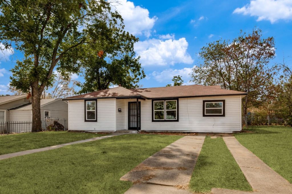 3224 Burson Avenue, Fort Worth, TX 76110 — photo 1