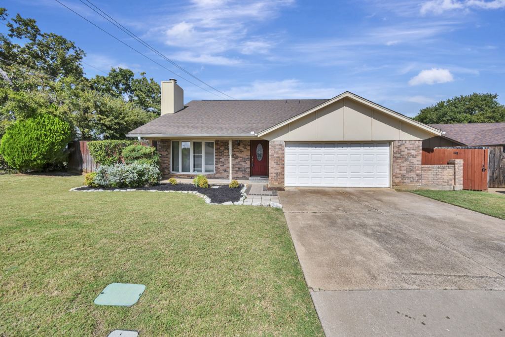 2101 Holt Road, Arlington, TX 76006 — photo 1