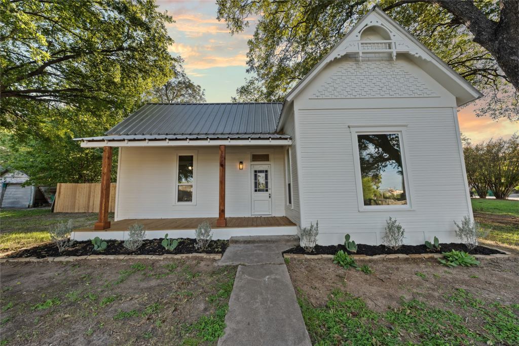 307 Avenue D, Clifton, TX 76634 — photo 1
