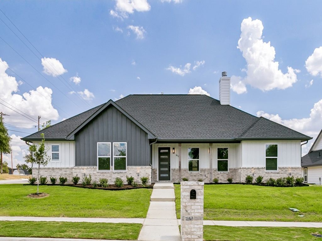 610 N Mill, Weatherford, TX 76086 — photo 1