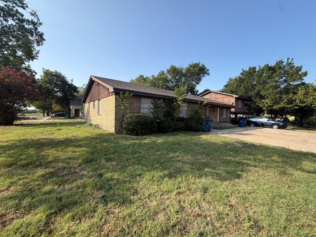 101 W Latimer Street B, Ennis, TX 75119 — photo 1