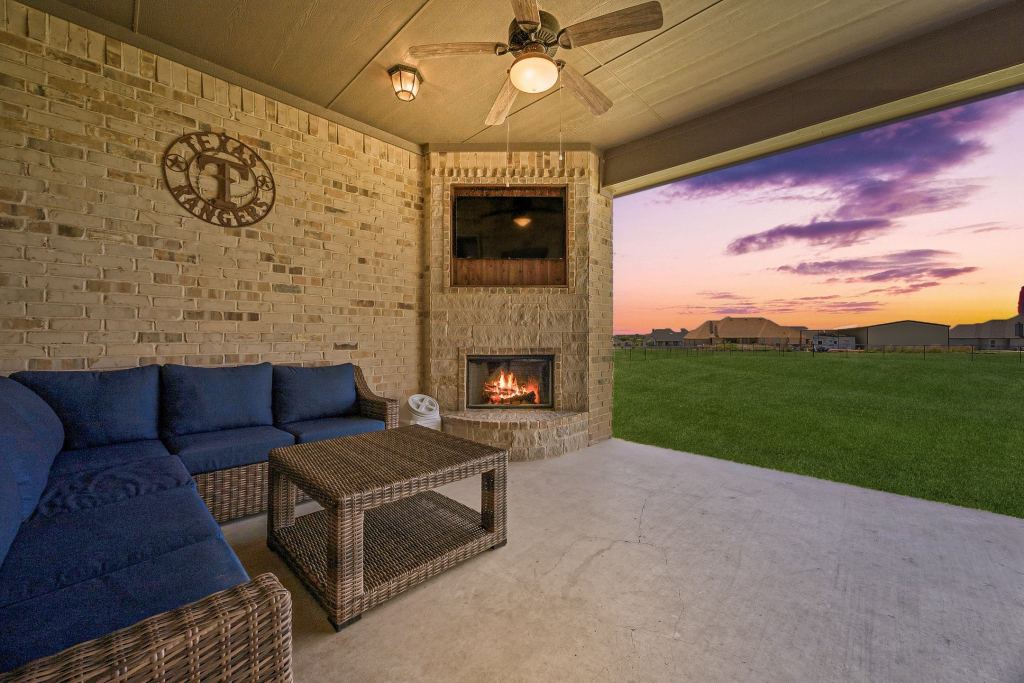135 Stanford Lane, Springtown, TX 76082 — photo 1