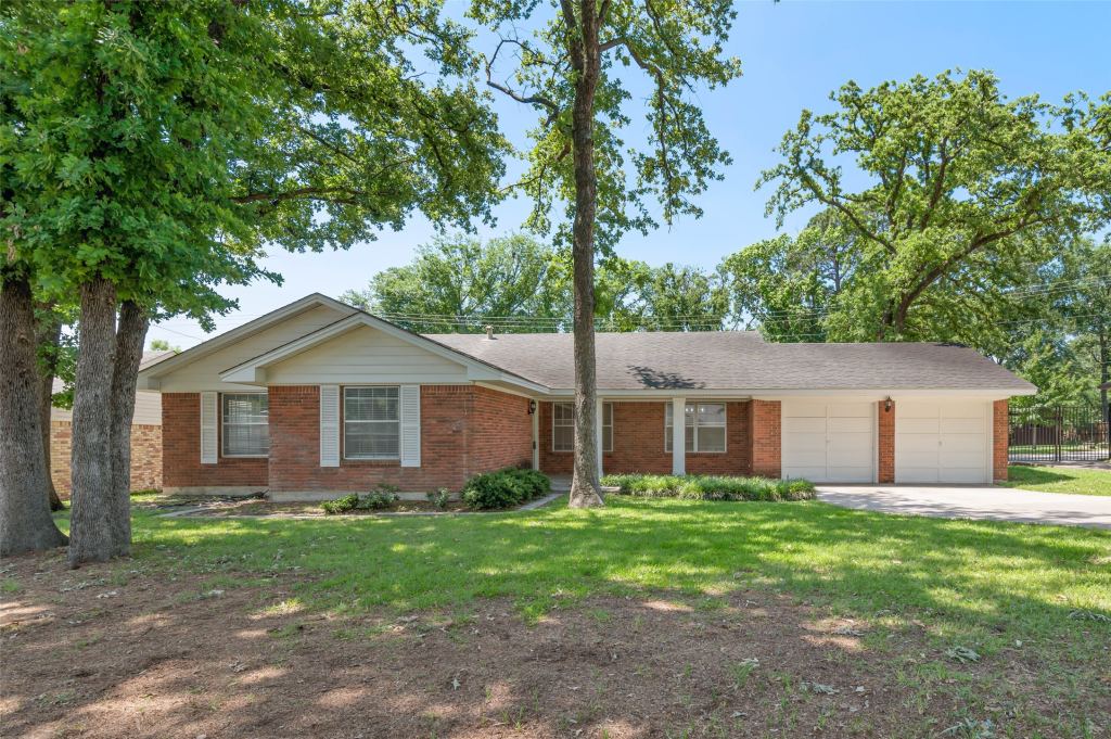 2202 Foxcroft Circle, Denton, TX 76209 — photo 1