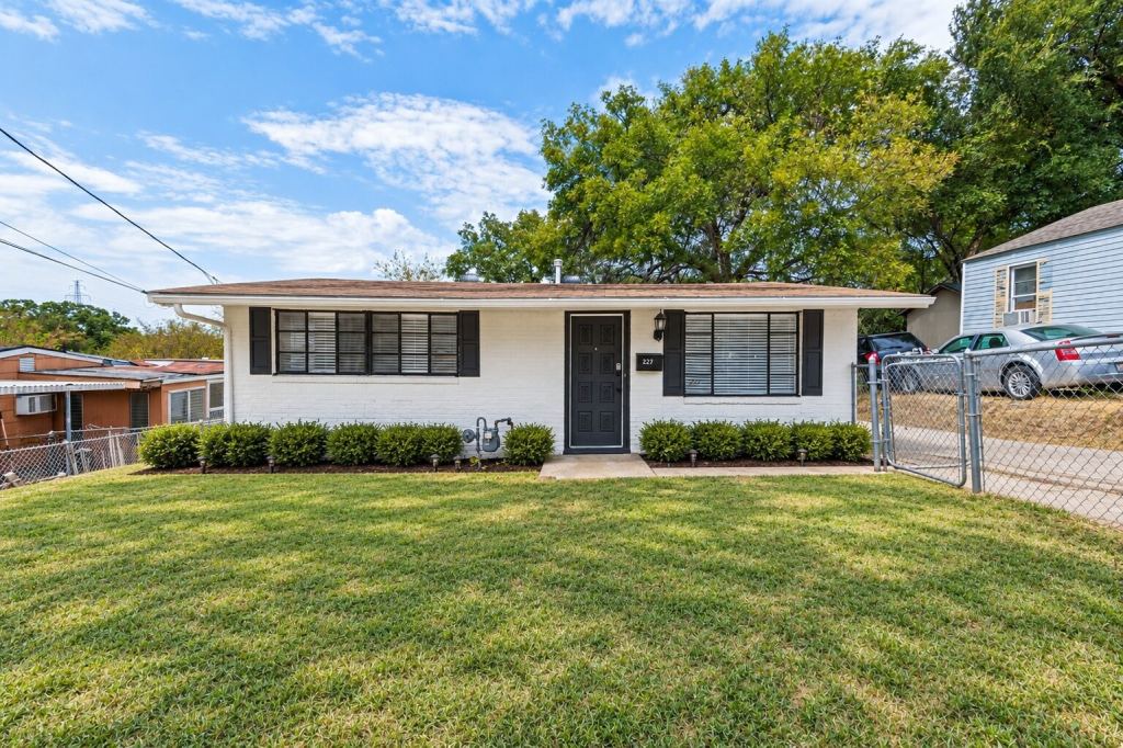 227 S Justin Avenue, Dallas, TX 75211 — photo 1