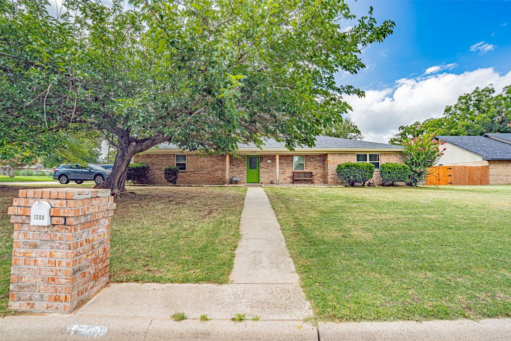 1300 4th Street, Granbury, TX 76048 — photo 1