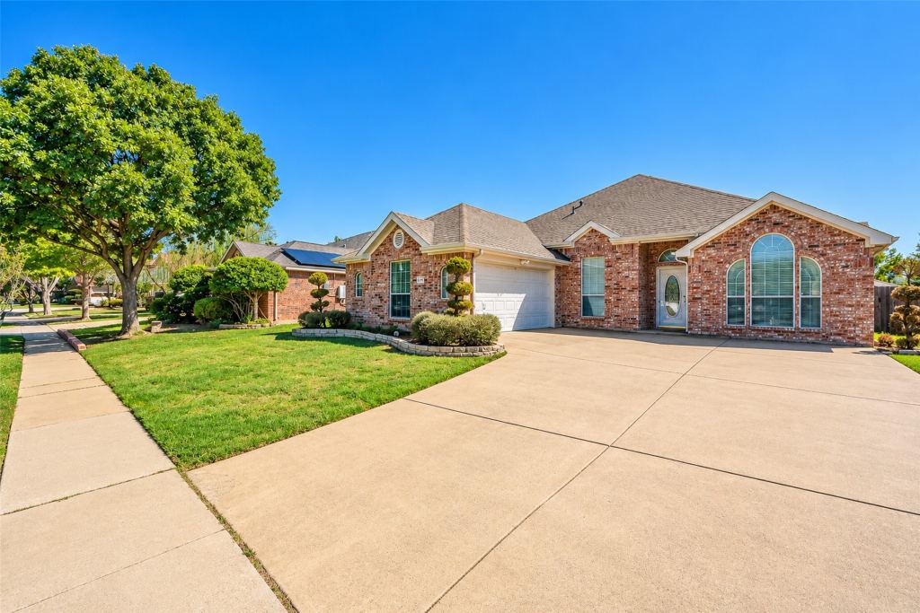 5121 Yaupon Drive, Arlington, TX 76018 — photo 1