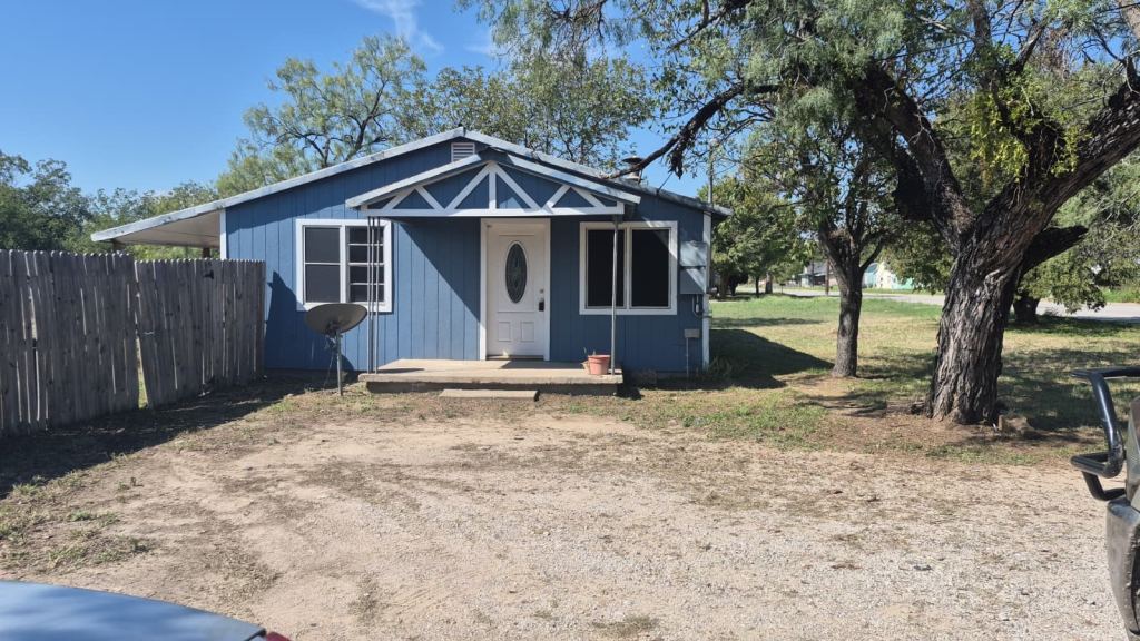 1006 SE Martin Luther King Jr Street SE, Mineral Wells, TX 76067 — photo 1