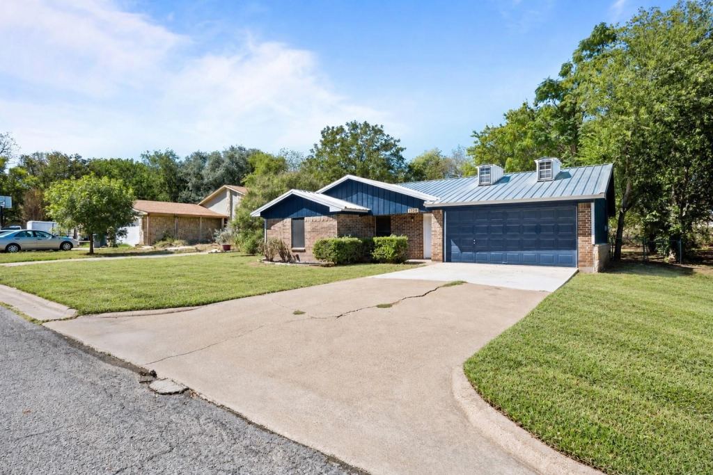 1729 W Doyle Street, Granbury, TX 76048 — photo 1