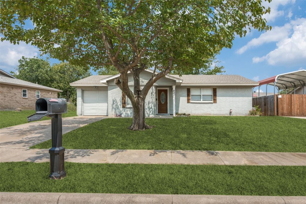 821 E Glendale St., Crowley, TX 76036 — photo 1