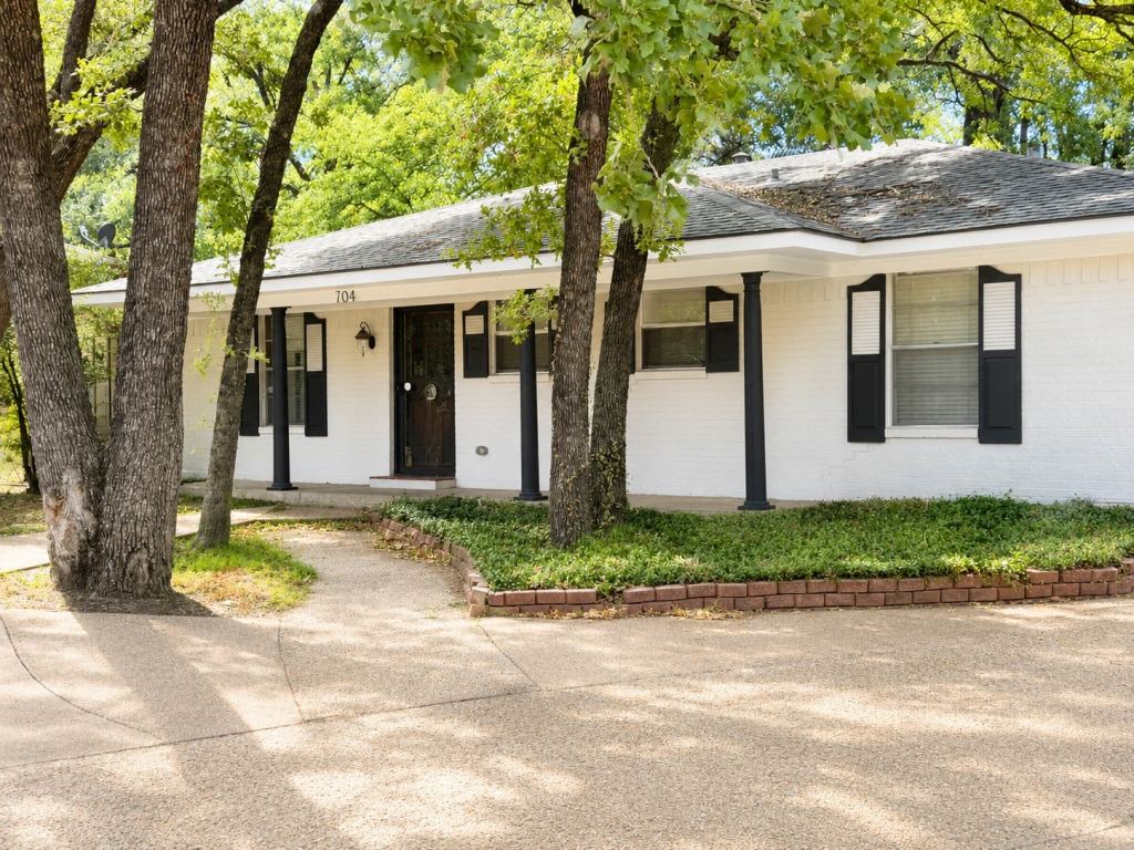 704 Dobbins Road, Corsicana, TX 75110 — photo 1