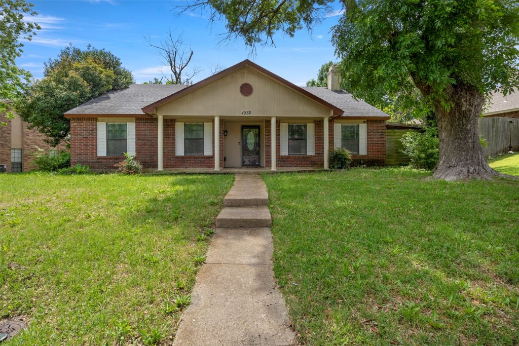 1032 Twin Falls Drive, DeSoto, TX 75115 — photo 1