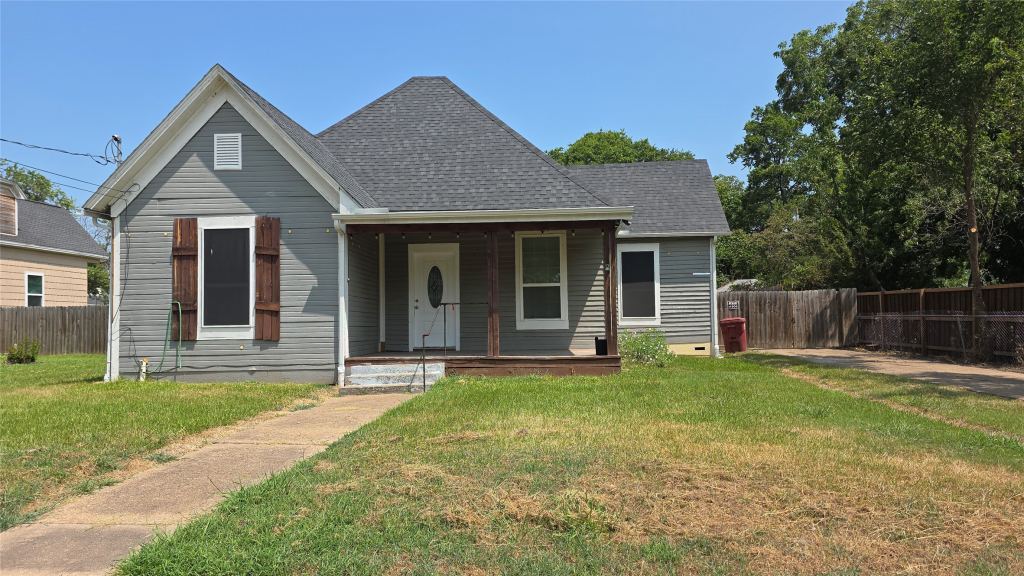 608 W 6th Street, Bonham, TX 75418 — photo 1