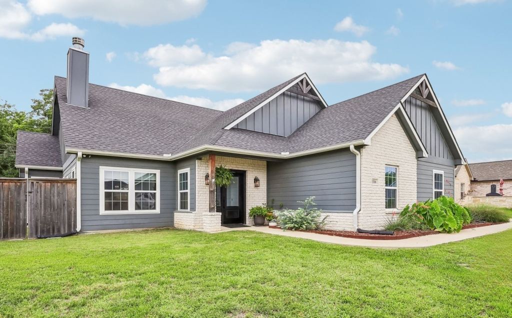 116 E Bexar Street, Mabank, TX 75147 — photo 1