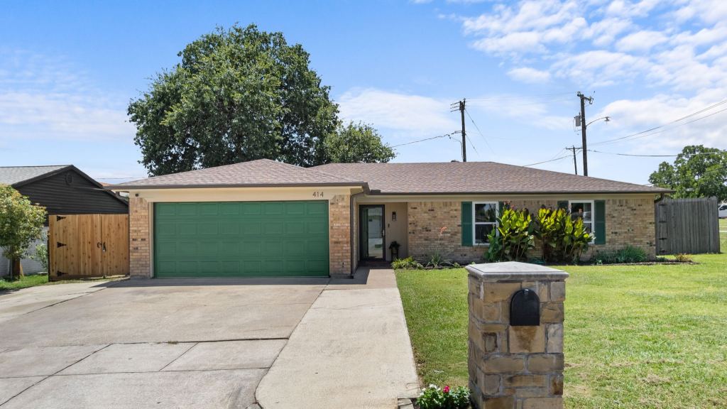414 Hallmark Drive, Arlington, TX 76011 — photo 1