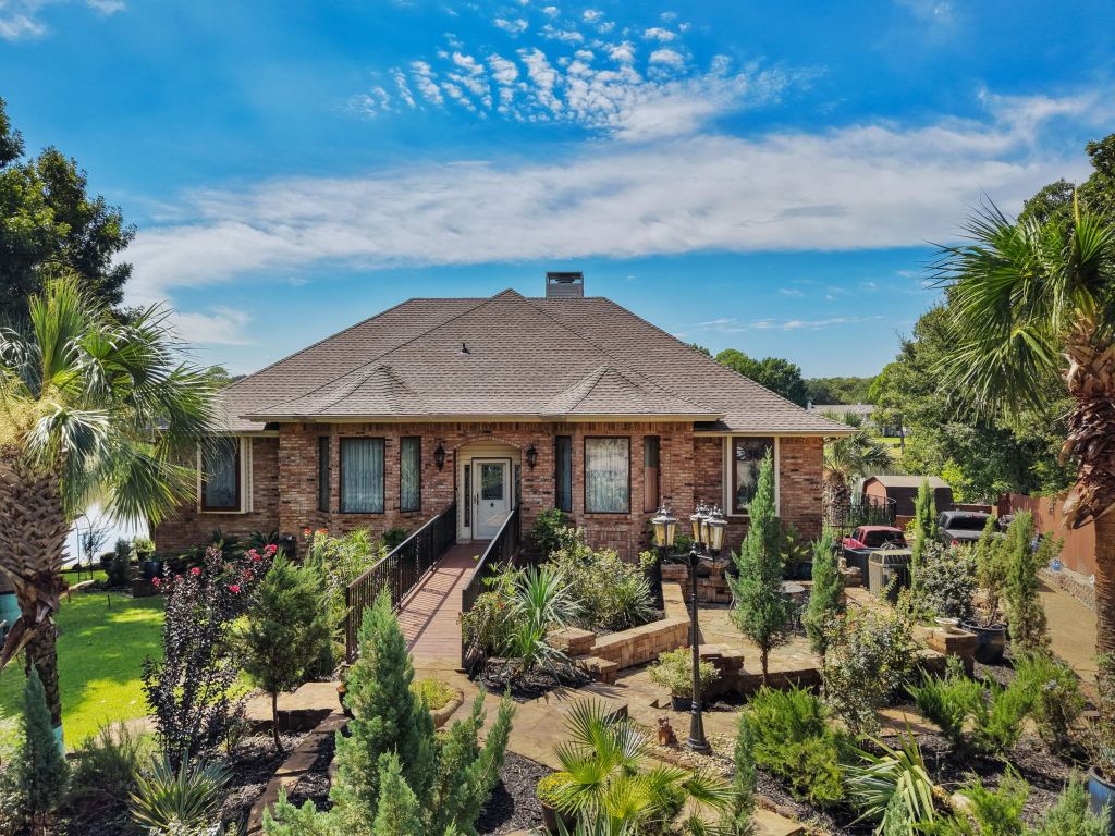 2910 Lakeshore Court, Arlington, TX 76013 — photo 1