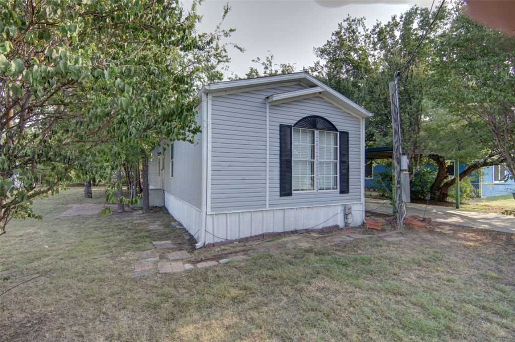 2307 NE 2nd Street, Mineral Wells, TX 76067 — photo 1