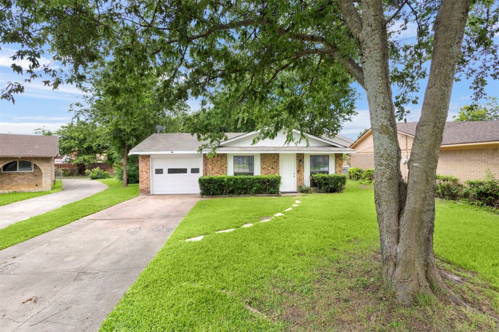 111 Alamo Street, Waxahachie, TX 75165 — photo 1