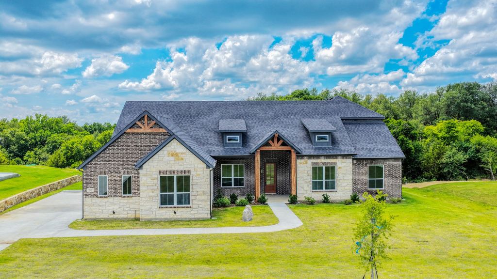 2001 Woodland Road, Weatherford, TX 76088 — photo 1