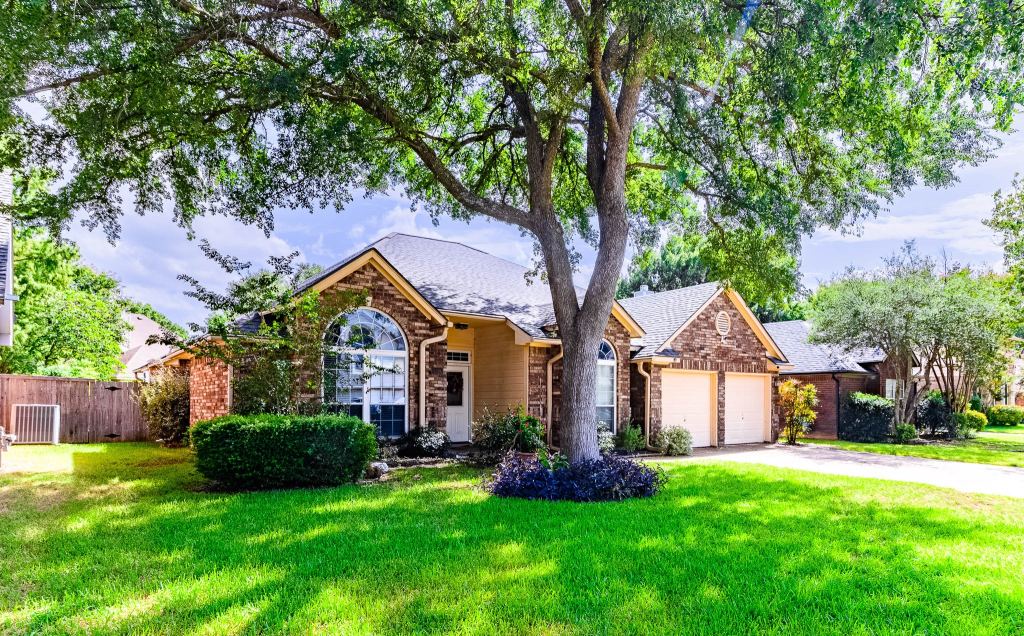 2206 S Branch Drive, Arlington, TX 76001 — photo 1