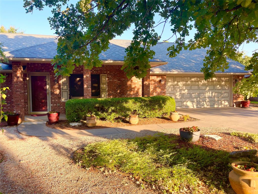 634 Maplewood Drive, Stephenville, TX 76401 — photo 1