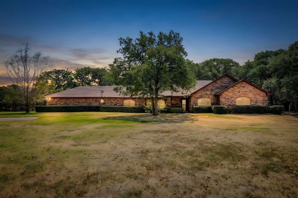 10100 Crestline Trail, Burleson, TX 76028 — photo 1