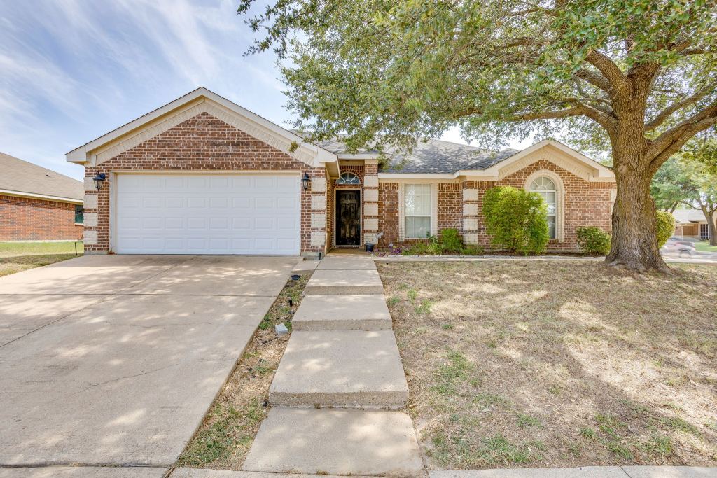 400 Bretts Way, Burleson, TX 76028 — photo 1
