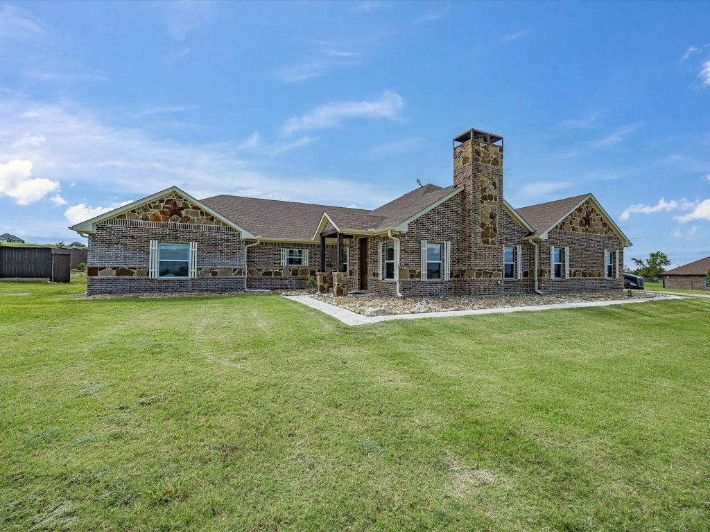 1032 Justin Drive, Springtown, TX 76082 — photo 1