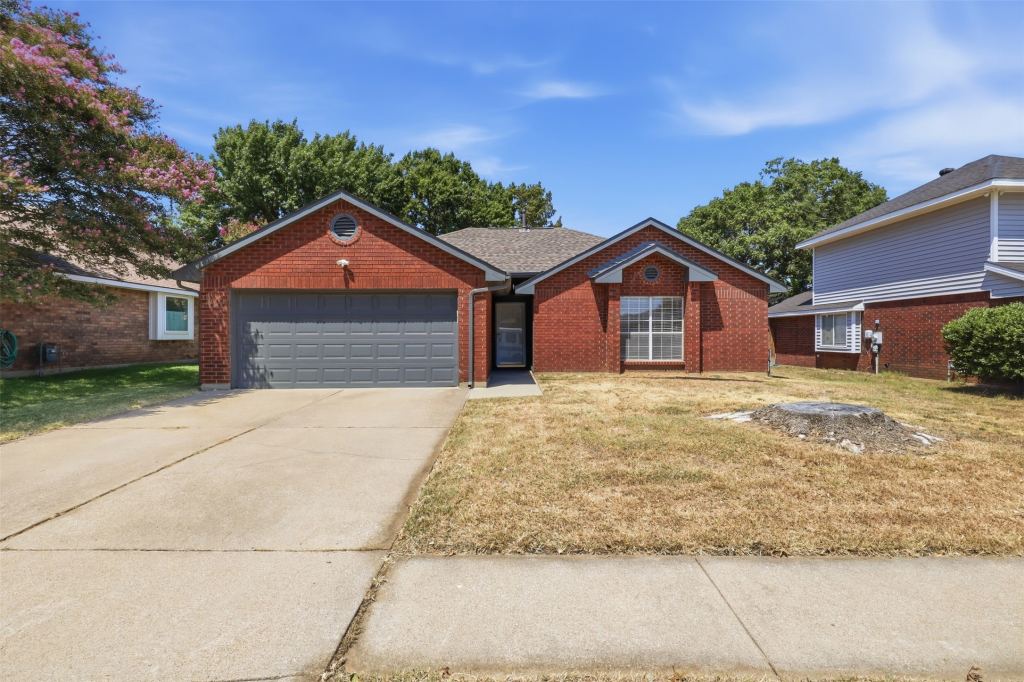2866 White Oak Drive, Grand Prairie, TX 75052 — photo 1