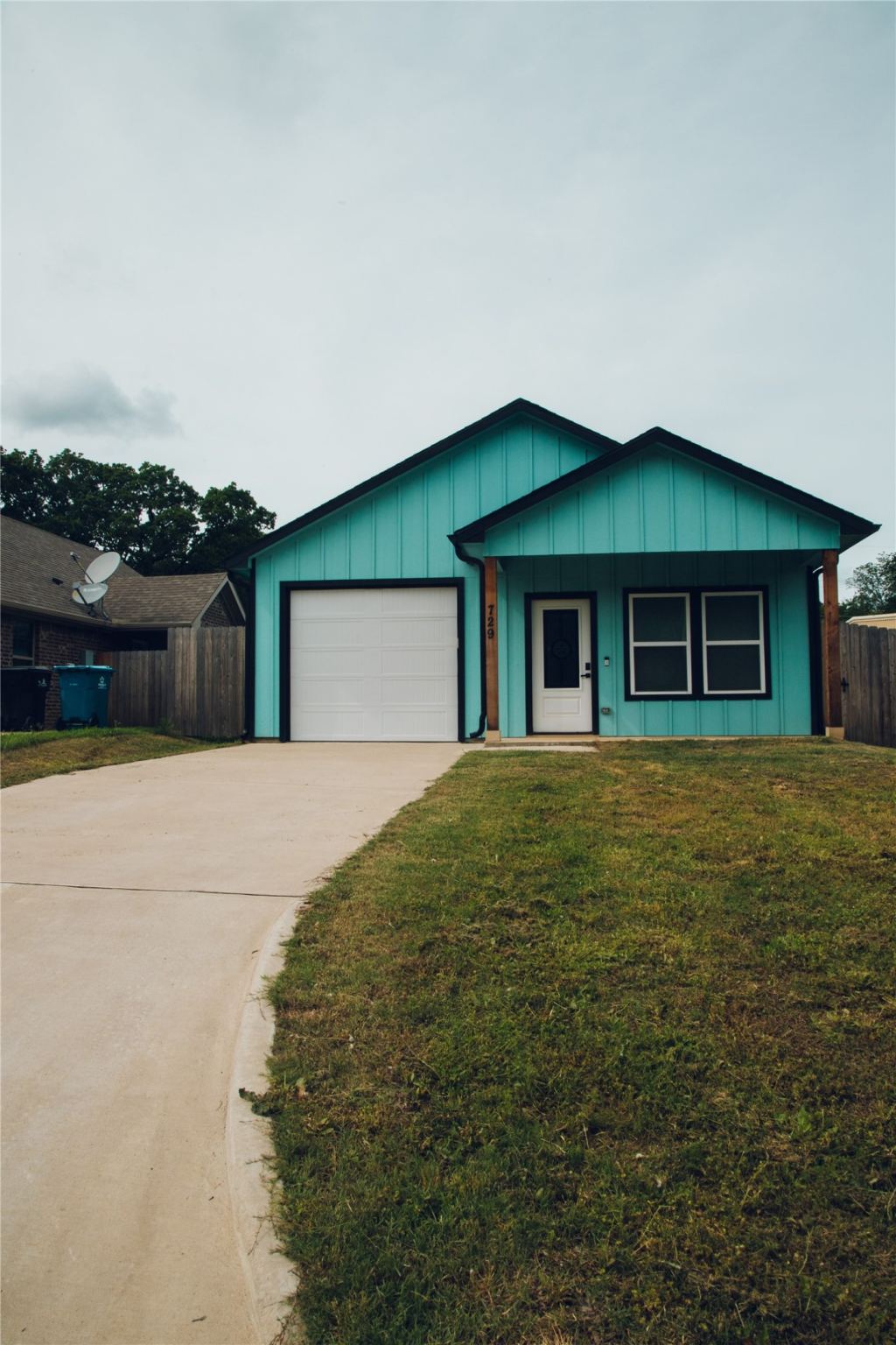 729 E Sears Street, Denison, TX 75021 — photo 1