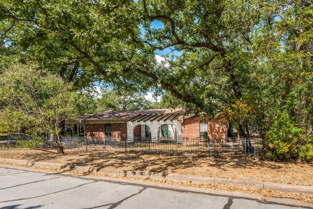 2817 Buffalo Court, Arlington, TX 76013 — photo 1
