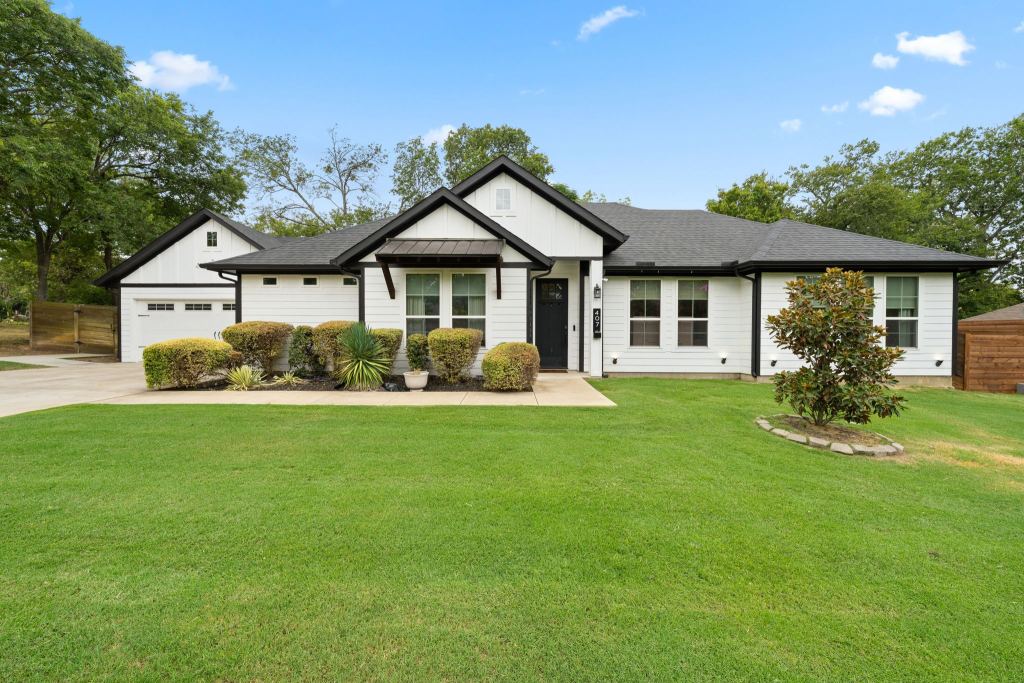 407 W Light Street, Waxahachie, TX 75165 — photo 1