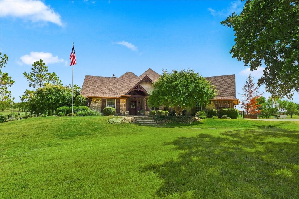 9229 Hub Clark Road, Pilot Point, TX 76258 — photo 1