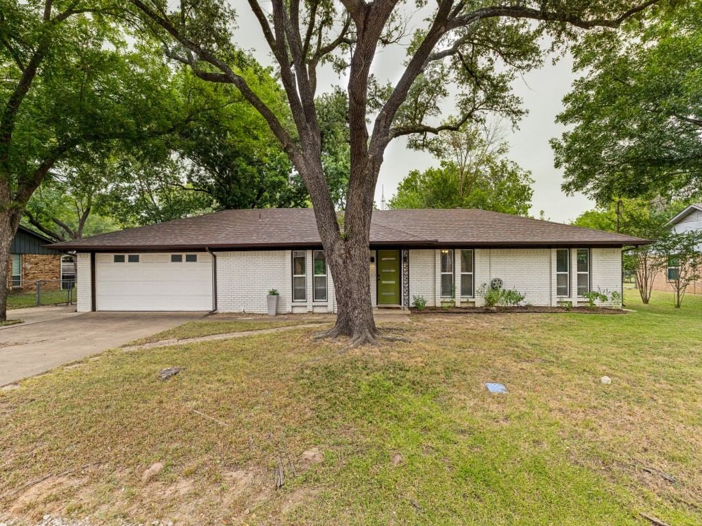 410 E White Street, Pilot Point, TX 76258 — photo 1