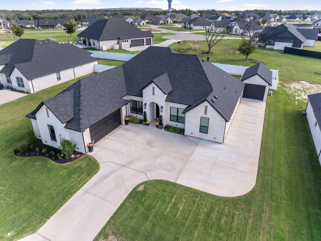 2156 Middlewood Circle, Granbury, TX 76049 — photo 1