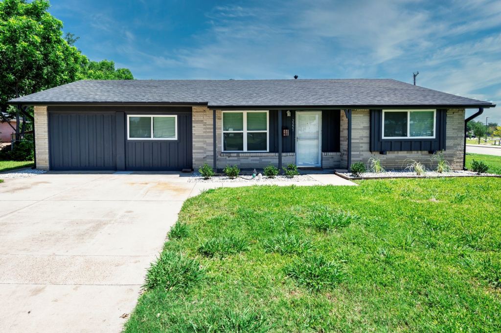2221 Marilyn Lane, Arlington, TX 76010 — photo 1