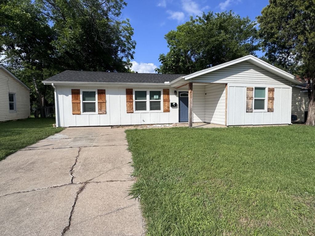 520 NW King Street, Burleson, TX 76028 — photo 1