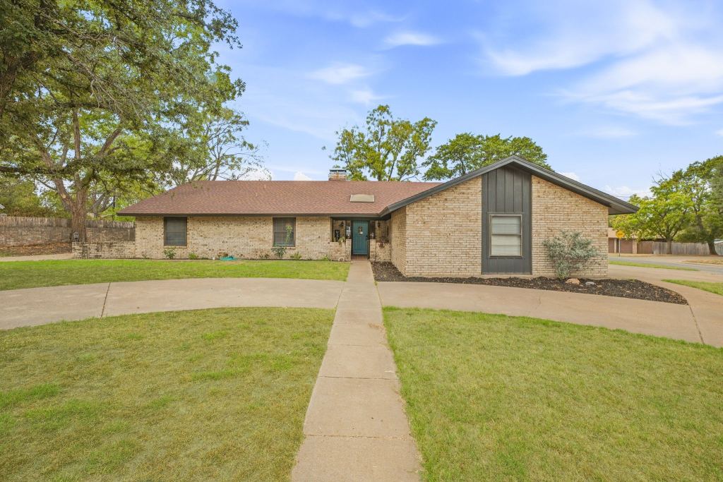 1190 N Charlotte Avenue, Stephenville, TX 76401 — photo 1